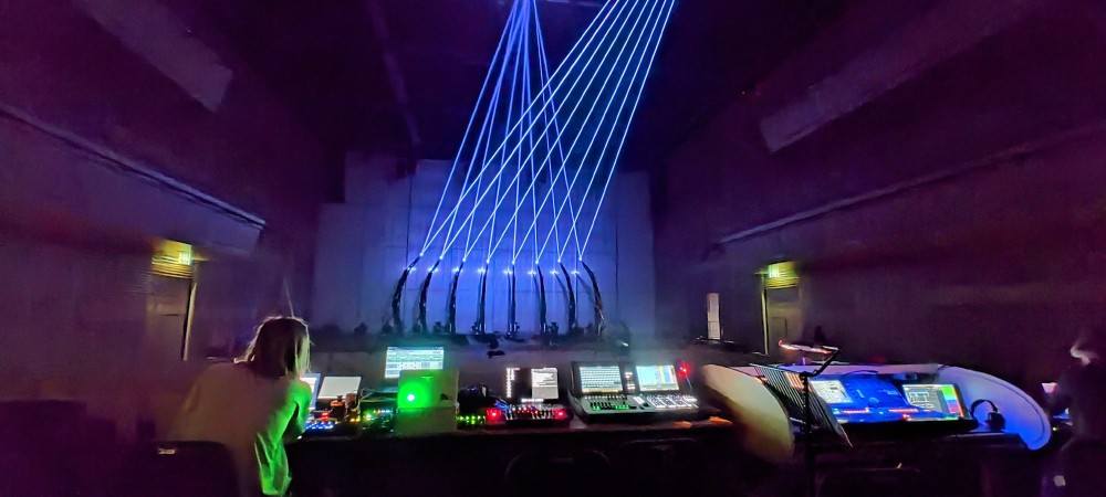 De L.A.S.E.R. wordt gekalibreerd voor de show